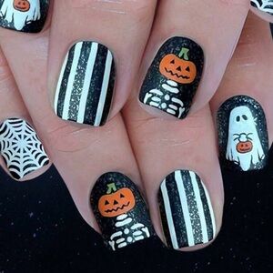 24 Pieces Halloween Press-on Nails with Pumpkins Skeletons Spider Web Ghosts